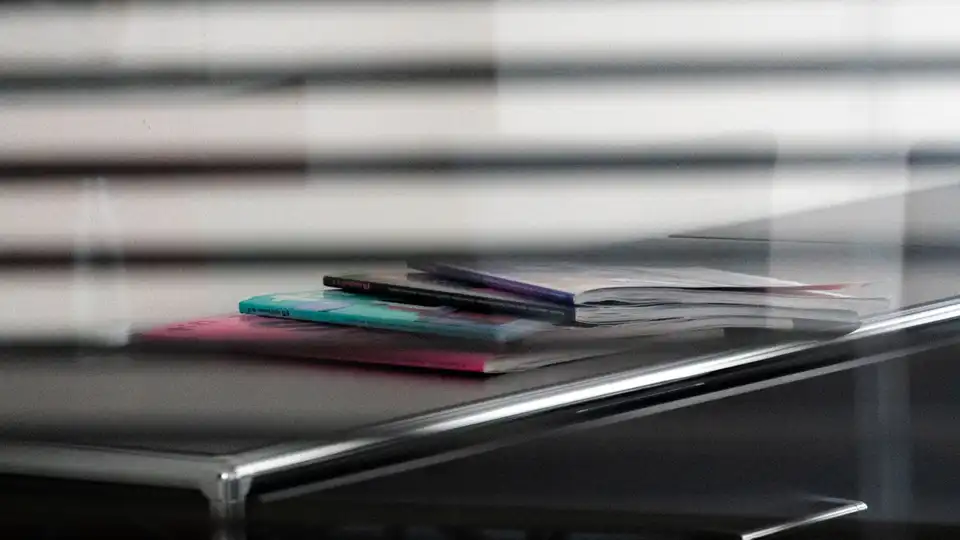 Zeitschriften, die auf einem dunklen Sideboard liegen.