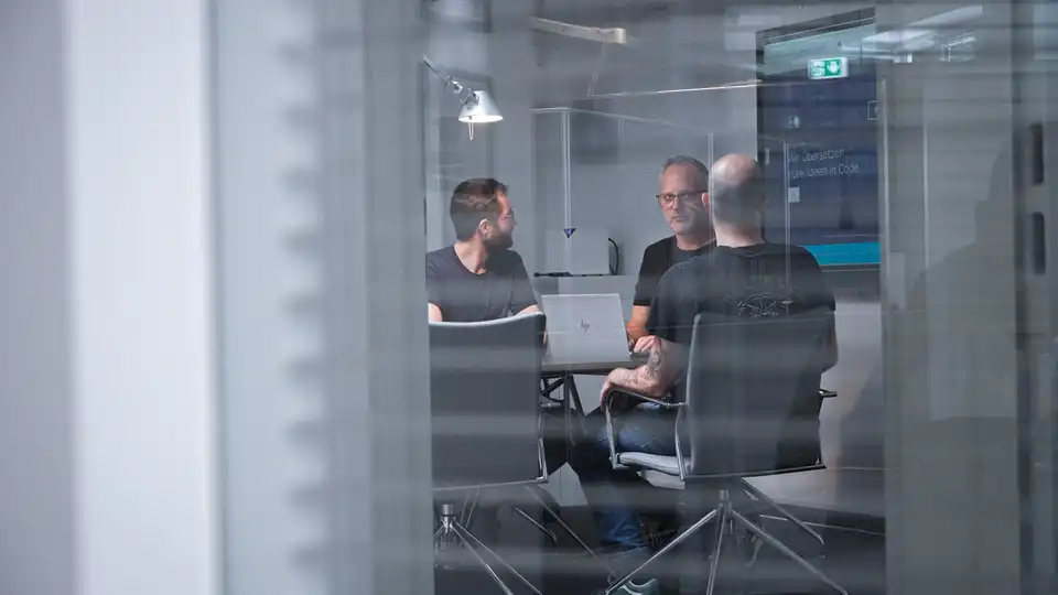 Besprechung von drei Personen in der Agentur