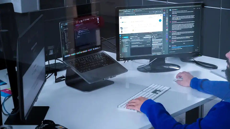 Arbeitsplatz eines Webentwicklers in Digitalagentur