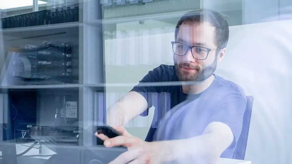 Agentur-Mitarbeiter greift zum Telefonhörer