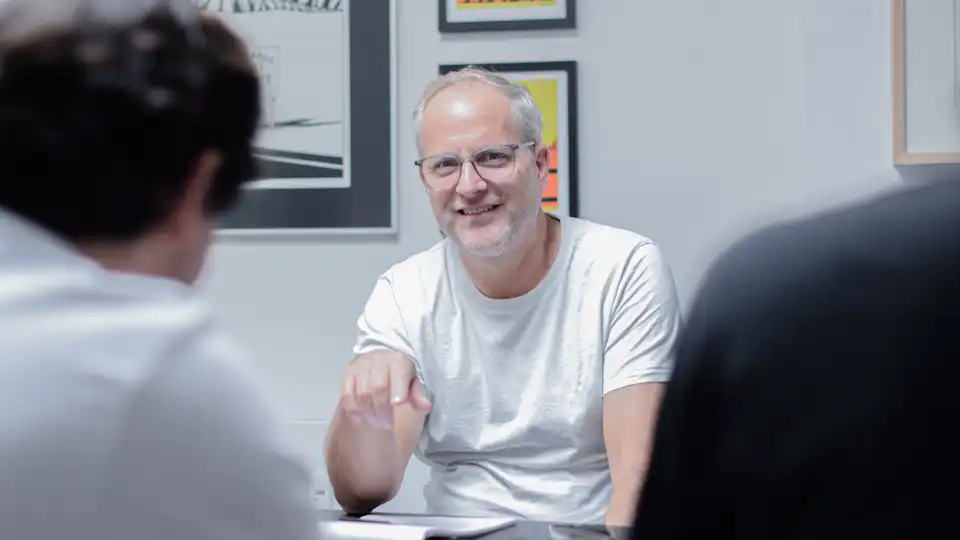 Mehrere Personen sitzen am Tisch