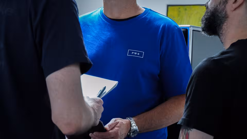 Mehrere Personen stehen beieinander