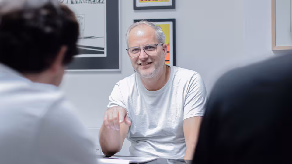 Mehrere Personen sitzen am Tisch
