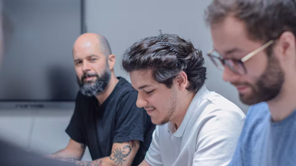 Mehrere Personen sitzen am Tisch