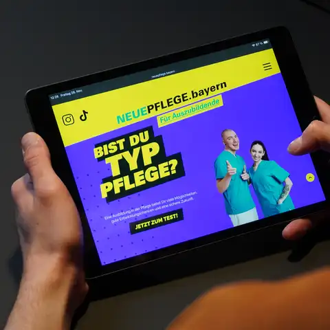 Moderne Drupal-Website auf Tablet