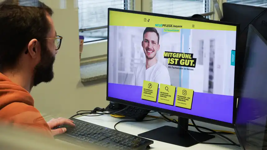 Drupal-Entwickler sitzt vor Monitor