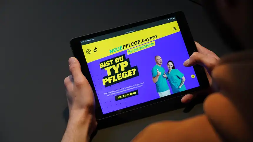 Moderne Drupal-Website auf Tablet