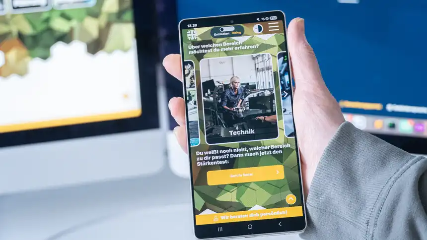 Eine Hand, die ein Smartphone hält, auf dem die Karriereseite der Bundeswehr aufgerufen ist.