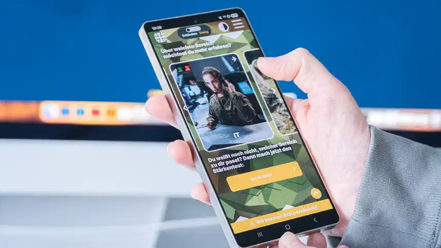 Eine Hand, die ein Smartphone hält, auf dem die Karriereseite der Bundeswehr aufgerufen ist.