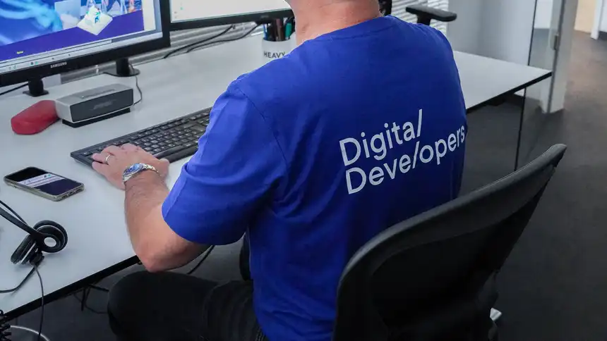 Person am Arbeitsplatz in Drupal-Agentur