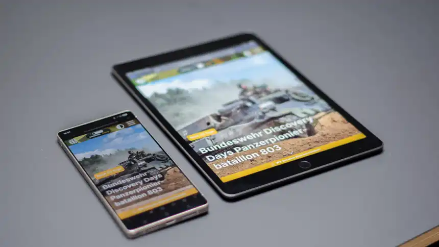 Ein Tablet und ein Smartphone, die jeweils die Karriereseite der Bundeswehr zeigen, liegen auf einem Tisch.