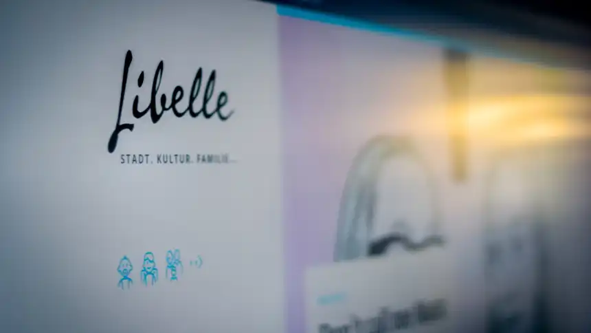 Die Startseite der Website des Libelle Magazins auf einem großen Display