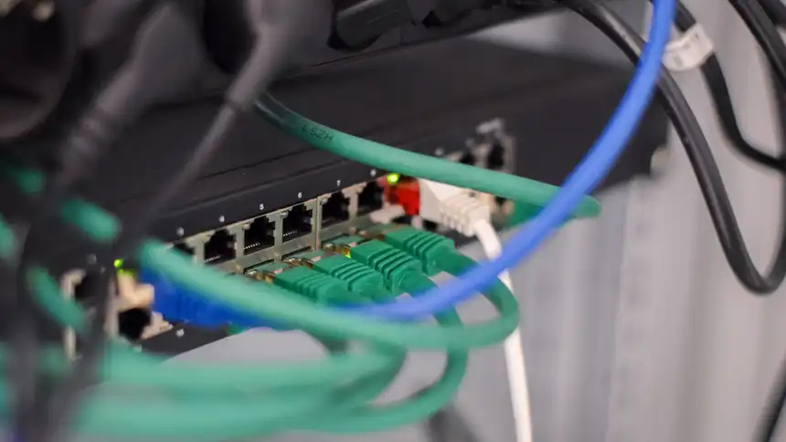 Verkabelung an einem Server