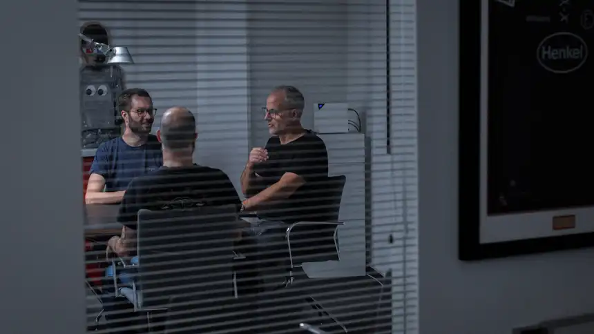 Personen an einem Besprechungstisch