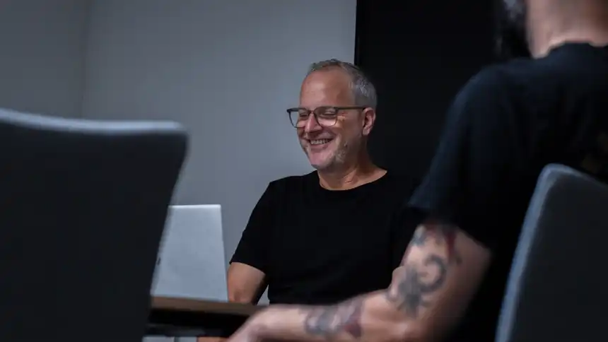 Personen an einem Besprechungstisch