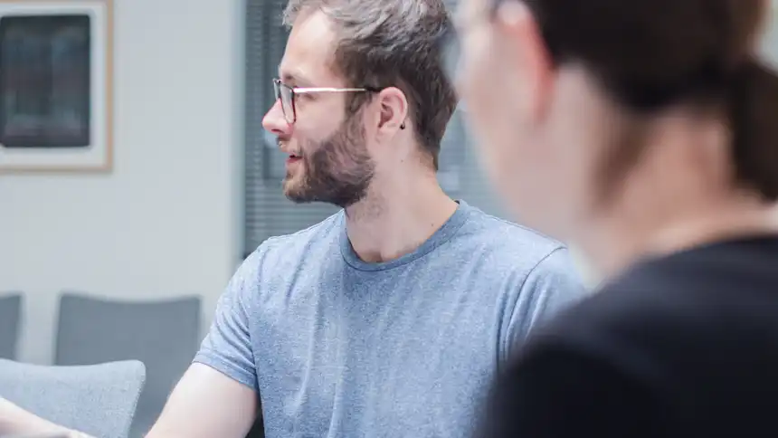 Zwei Personen sitzen am Tisch