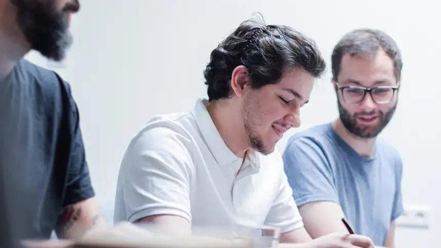 Mehrere Personen sitzen am Tisch