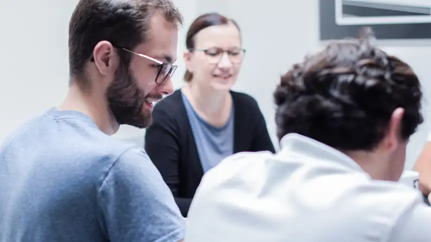 Mehrere Personen sitzen am Tisch