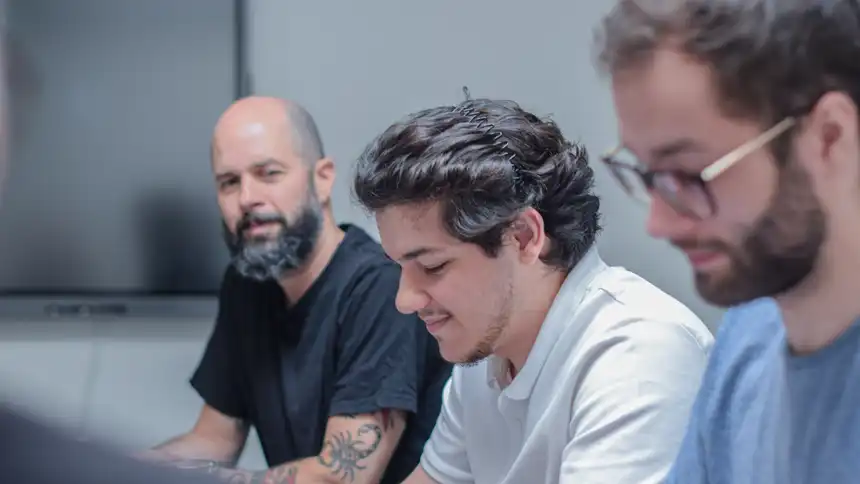 Mehrere Personen sitzen am Tisch