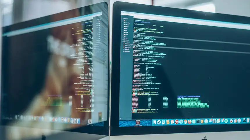 Zwei Monitore mit Code
