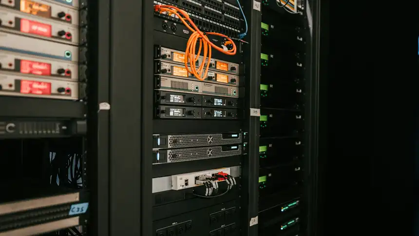 Serverschrank mit einem Server
