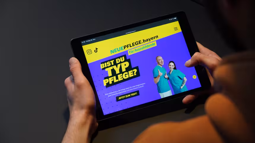 Moderne Drupal-Website auf Tablet