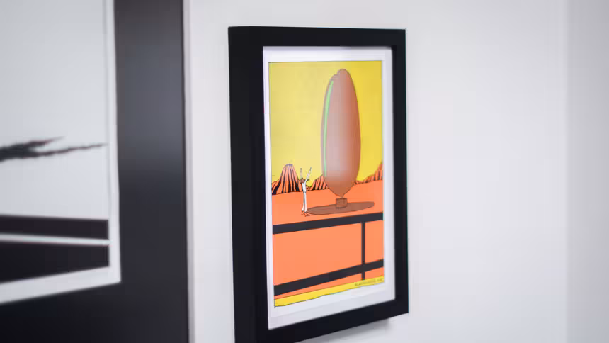 Ein Bild im schwarzen Bilderrahmen an der Wand