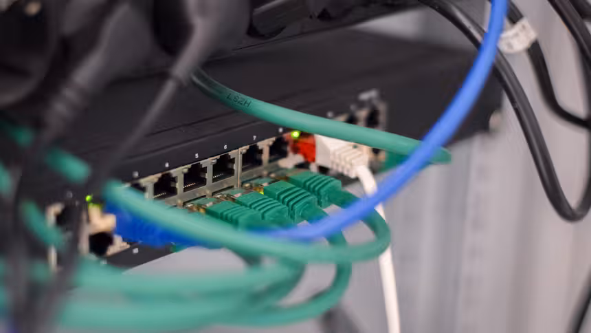 Verkabelung an einem Server