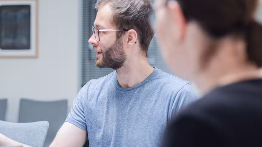 Zwei Personen sitzen am Tisch