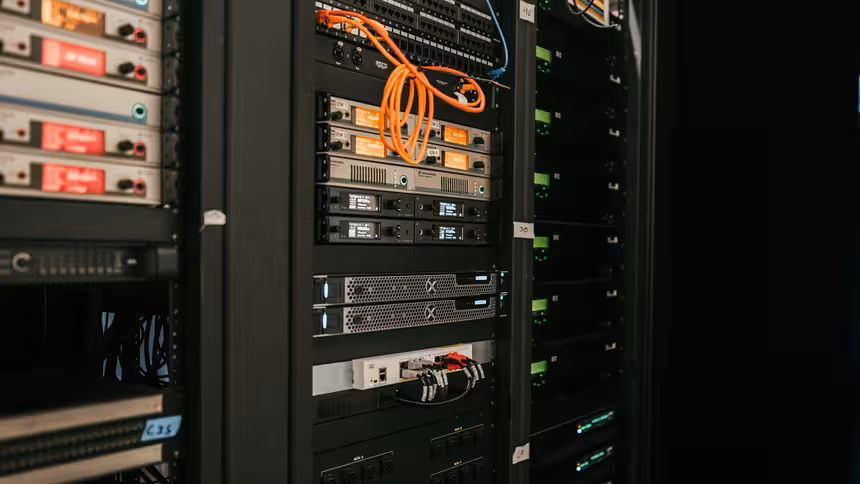 Serverschrank mit einem Server