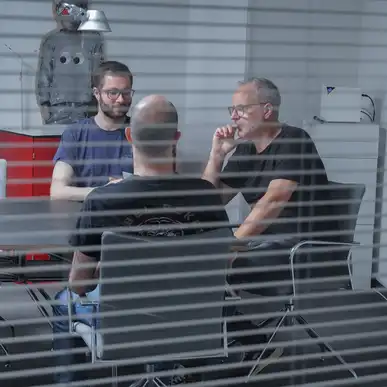 Mehrere Personen sitzen an einem Besprechungstisch