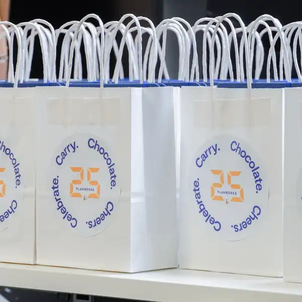Mehrere Goodiebags mit einem 25-Jahre-Aufkleber