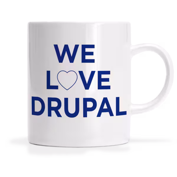 Eine Tasse, auf der "We love Drupal" steht