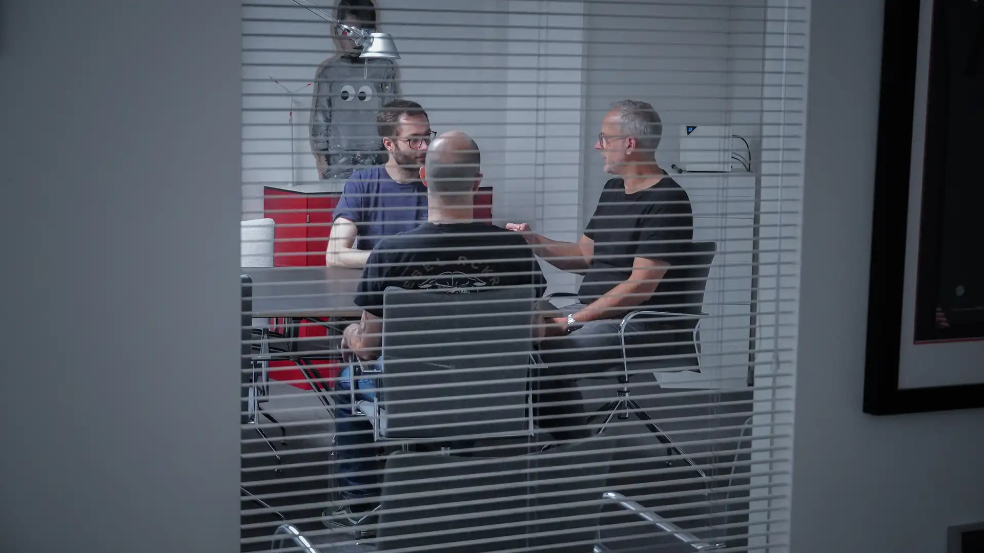 Mehrere Personen sitzen an einem Besprechungstisch