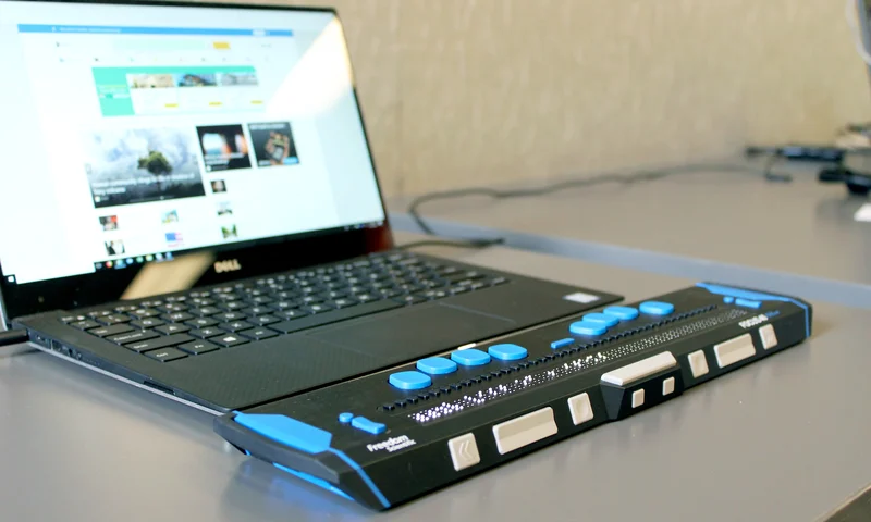 Aufgeklappter Laptop mit barrierefreier Tastatur